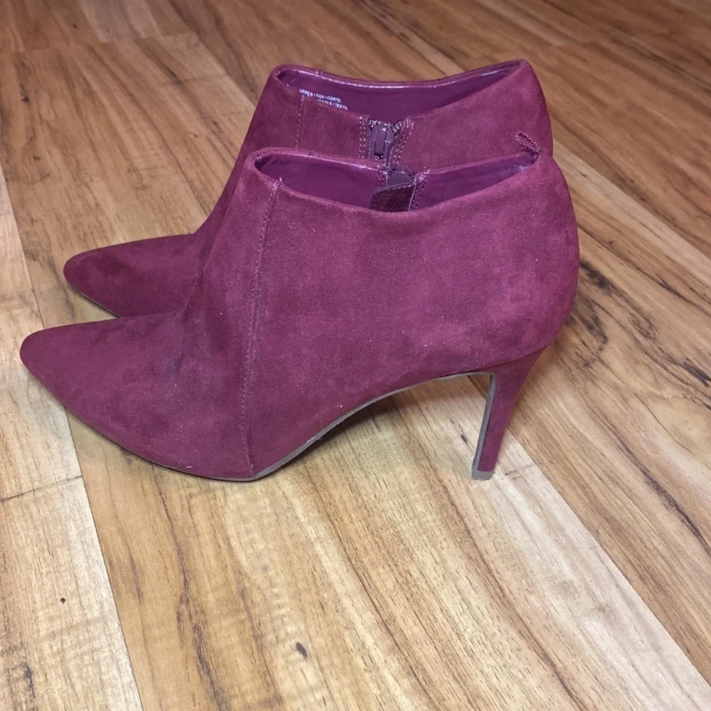 Old Navy Ankle Heel Boots Suede Maroon, size 7, zipper sides